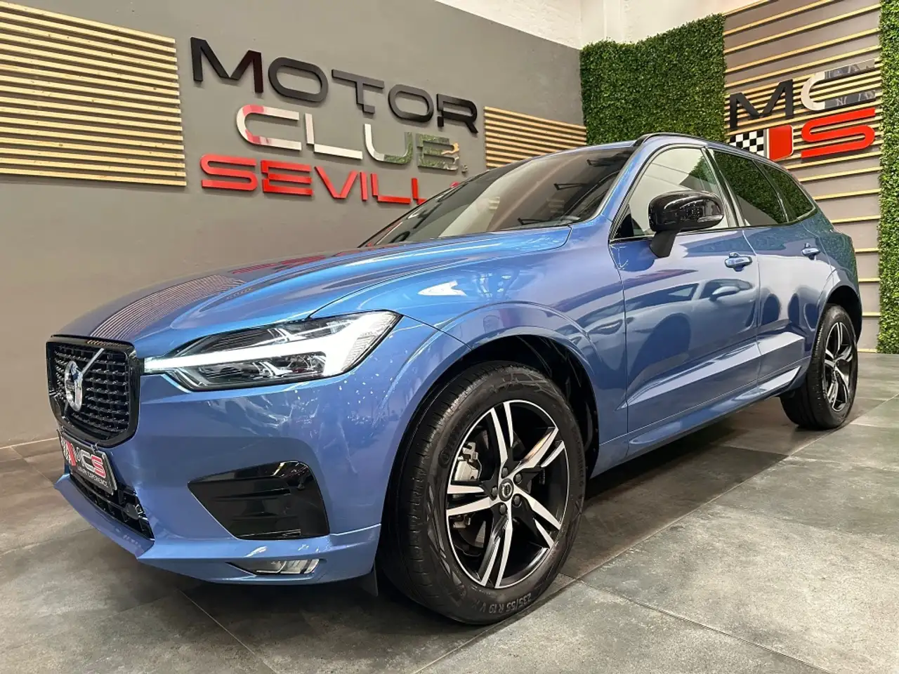 Renting Volvo XC60 B4 R-Design AWD Aut. Azul