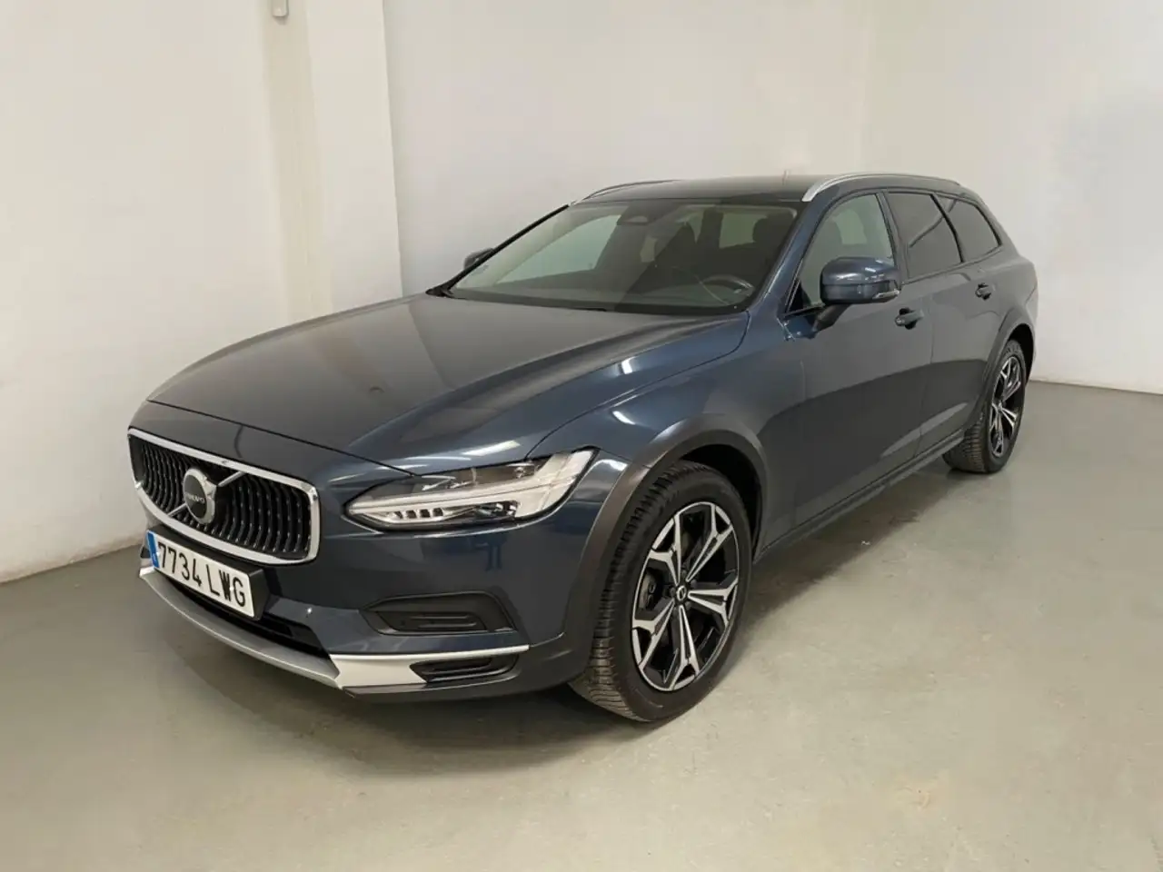 Renting Volvo V90 Cross Country B4 Ultimate AWD Aut. Gris