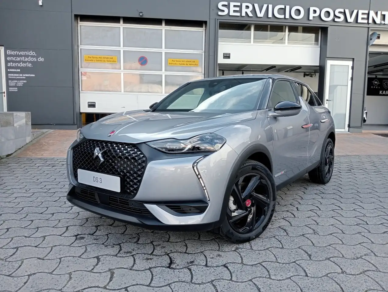 Renting DS Automobiles DS 3 Crossback BlueHDi Performance Line + 130 Aut. Gris