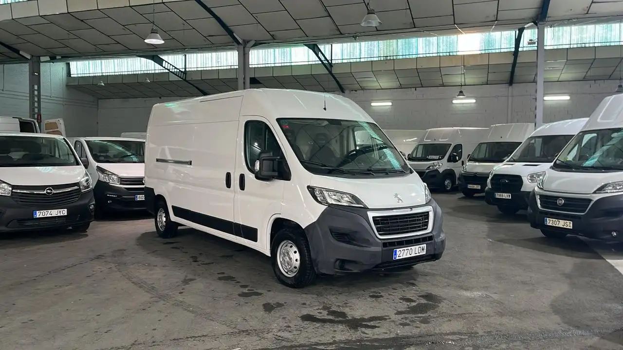 Renting Peugeot Boxer Furgón 2.0BlueHDI 335 L3H2 Pack 130 Blanco 1