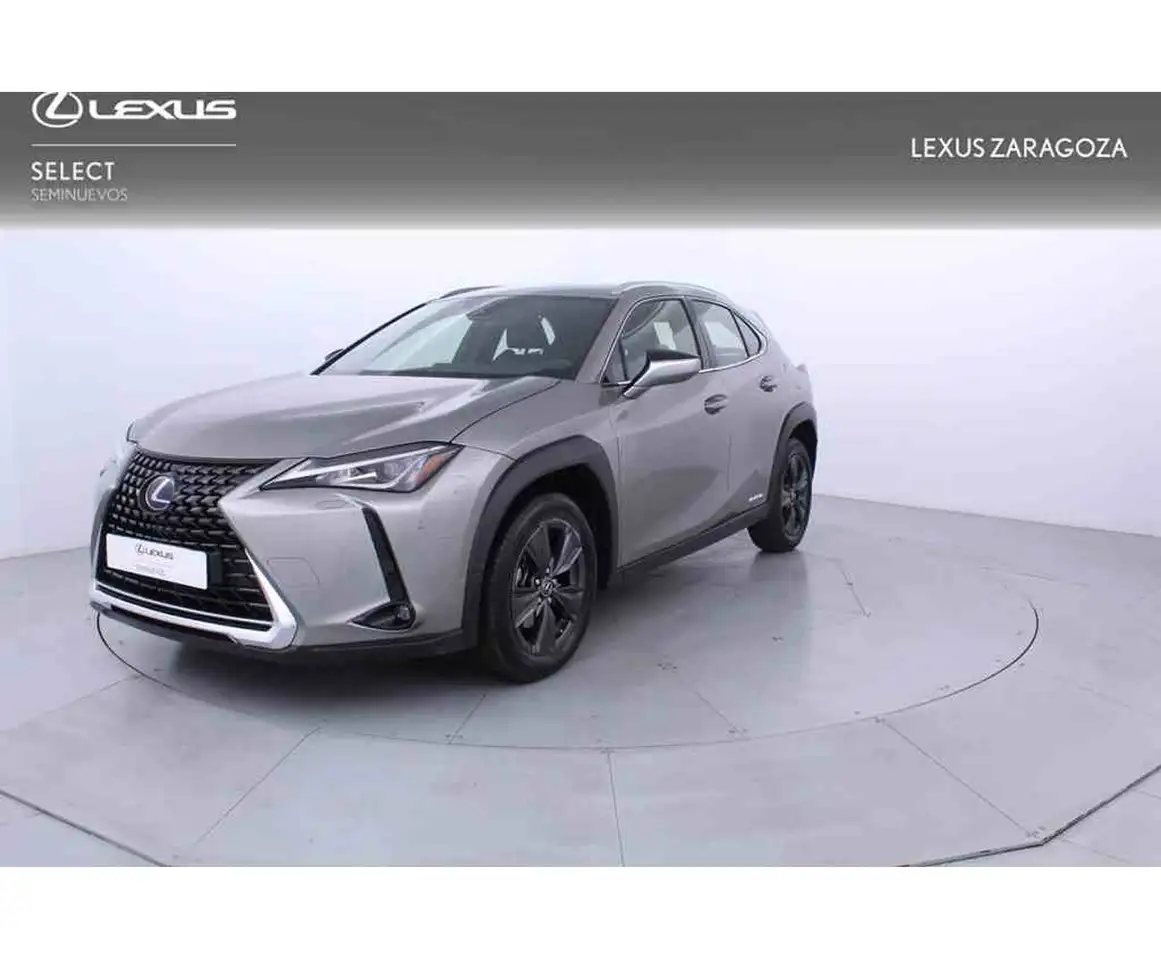 Renting Lexus UX 250h Business Navigation 2WD Gris