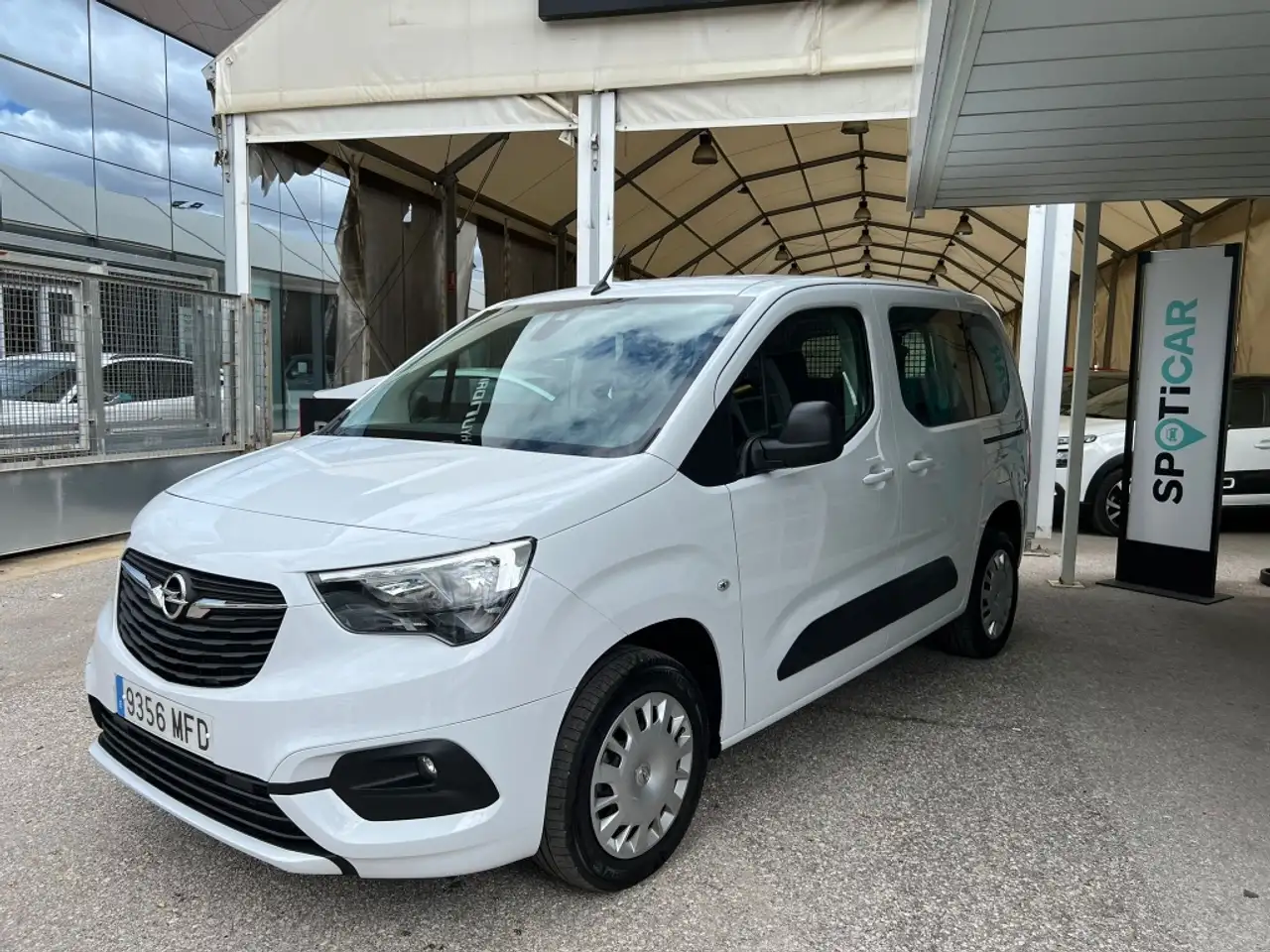 Renting Opel Combo N1 Life 1.5TD S&S L Business Edition Plus 10 Blanco