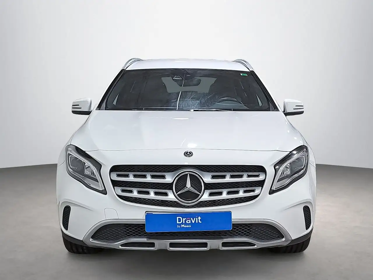 Renting Mercedes-Benz GLA 180 Blanco 3