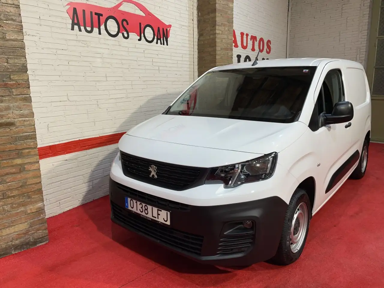 Renting Peugeot Partner 1.5BlueHDI Premium Standard 600kg 75 Blanco