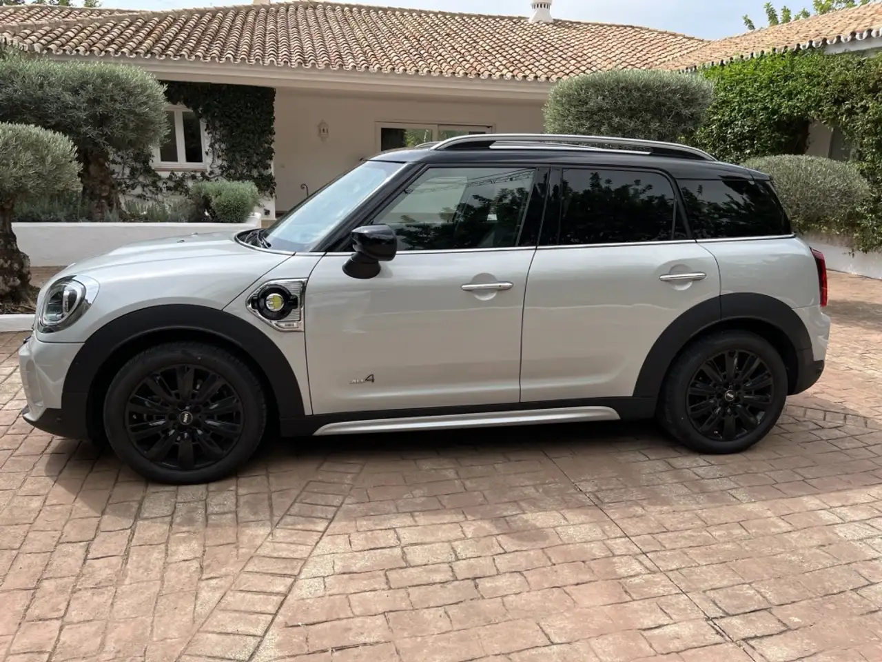 Renting MINI Cooper Countryman SE ALL4 AUT. Blanco 2