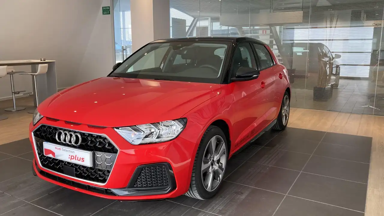 Renting Audi A1 Sportback 25 TFSI Advanced Rojo 2