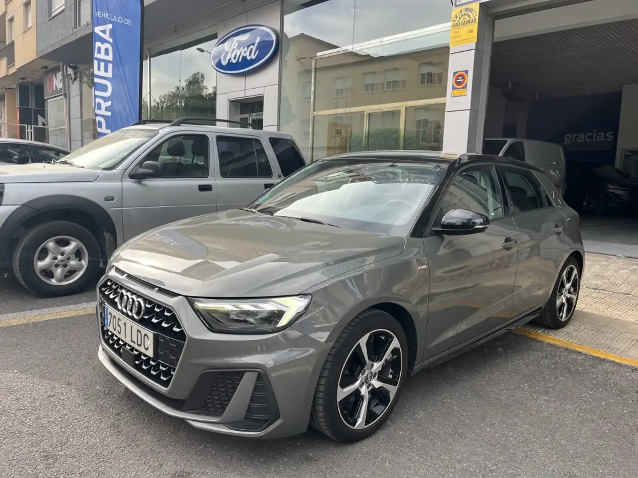 Renting Audi A1 Sportback 30 TFSI Gris