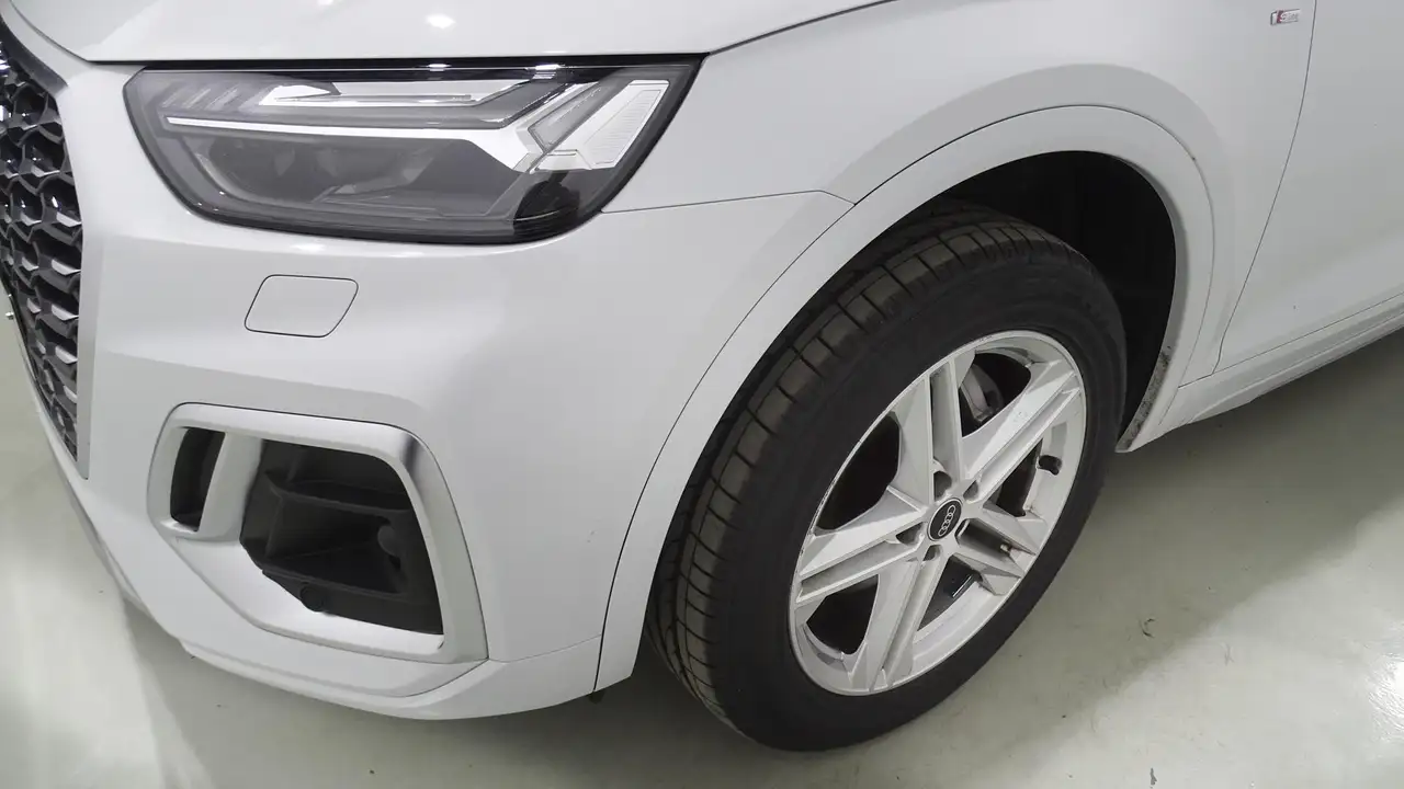 Renting Audi Q5 Sportback 40 TDI quattro-ultra S line S tronic 150 Blanco