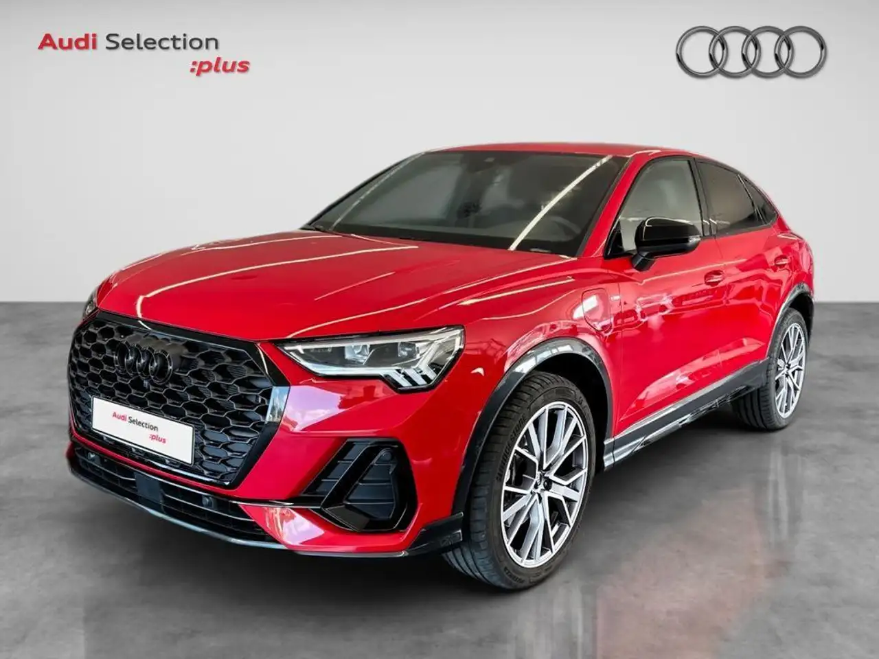 Renting Audi Q3 Sportback 45 TFSIe Black line S-tronic Rojo