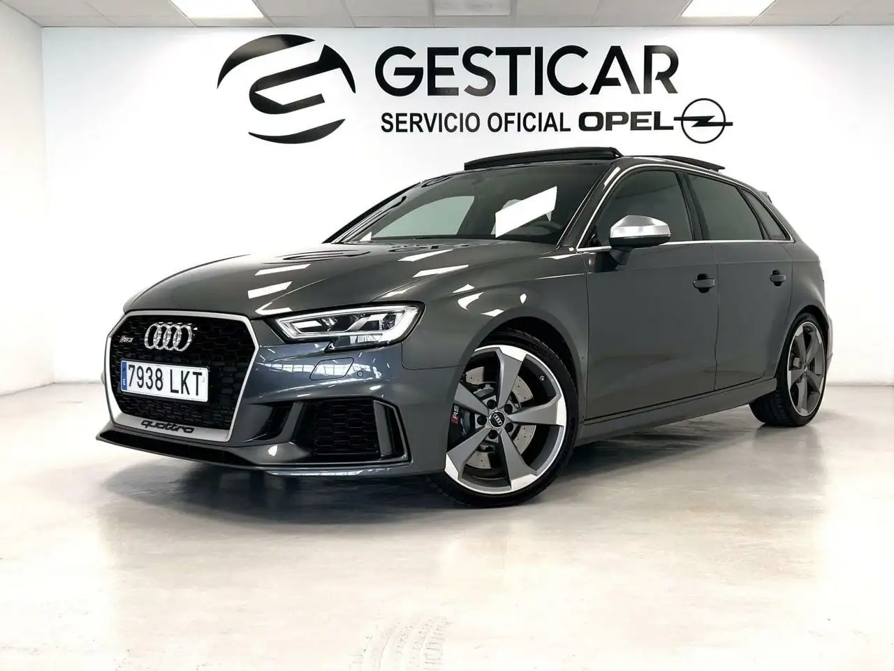 Renting Audi RS3 Sportback quattro S tronic 294kW Gris