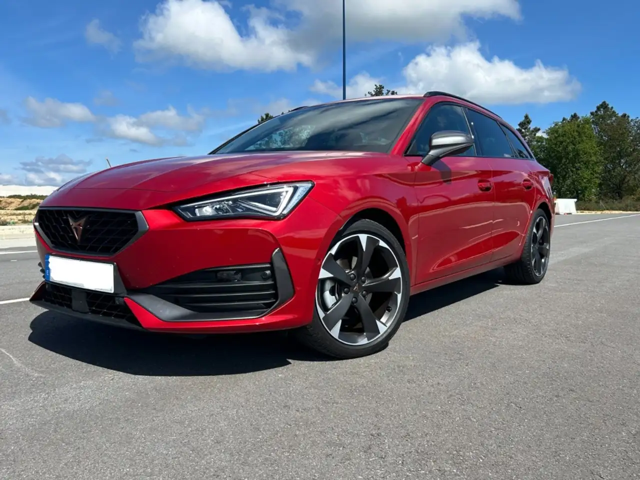 Renting CUPRA Leon Sportstourer 1.5 TSI 110KW Rojo