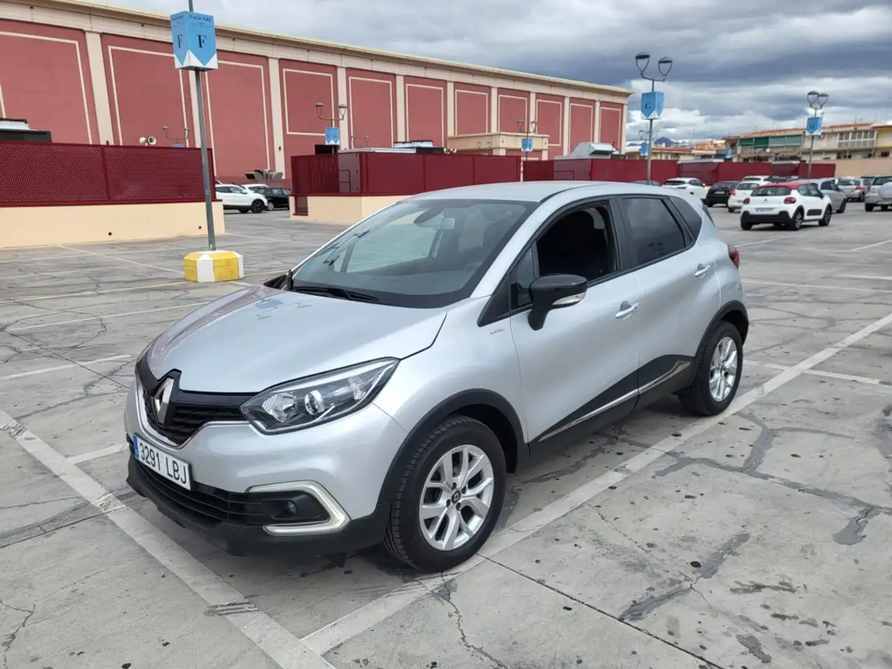 Renting Renault Captur TCe GPF Limited 66kW Plateado