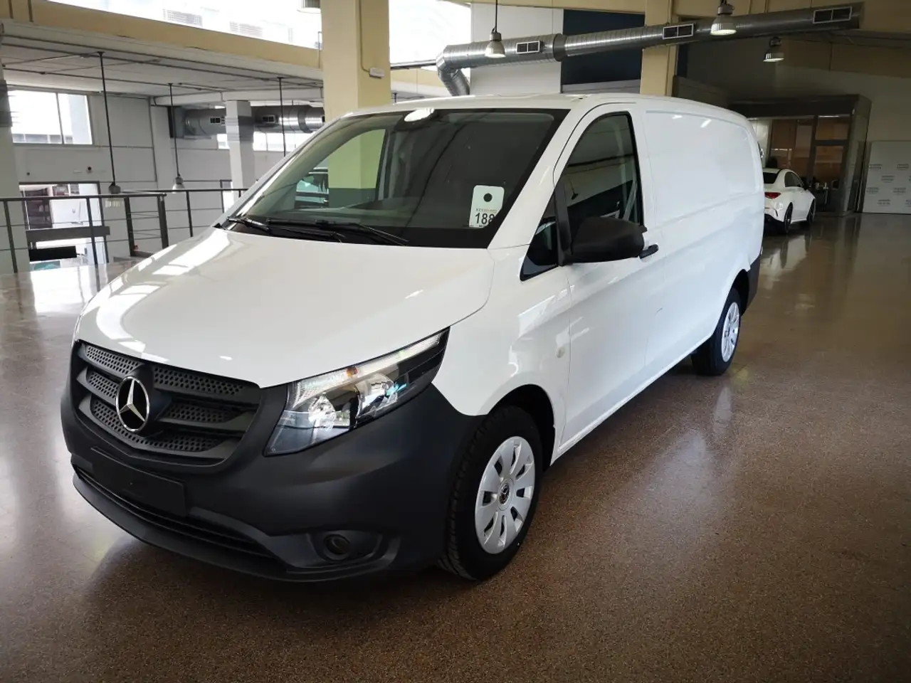 Renting Mercedes-Benz Vito Furgón 114CDI Select Larga Blanco