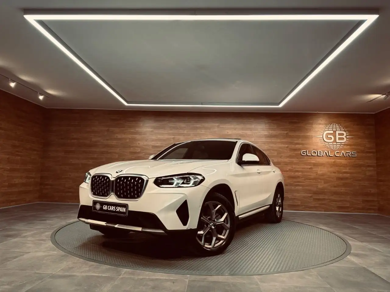 Renting BMW X4 xDrive20d xLine 190cv 5p. Blanco