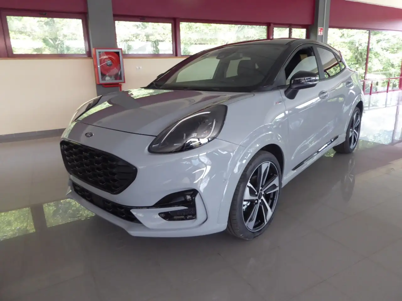 Renting Ford Puma 1.0 EcoBoost MHEV ST-Line X 155 Gris