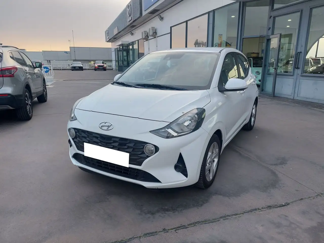 Renting Hyundai i10 1.0 MPI Klass Blanco