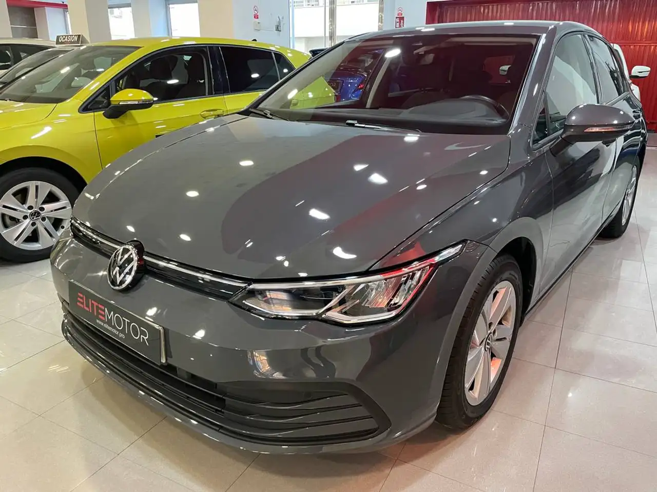 Renting Volkswagen Golf 1.0 TSI 81kW Gris