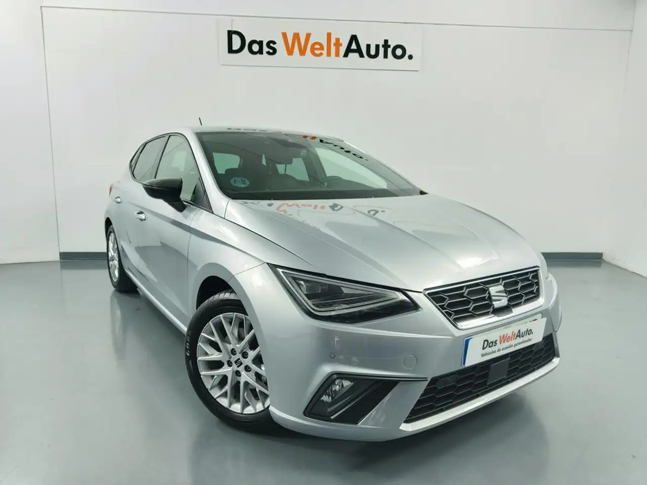 Renting SEAT Ibiza 1.0 TSI S&S FR XS 110 Plateado 3