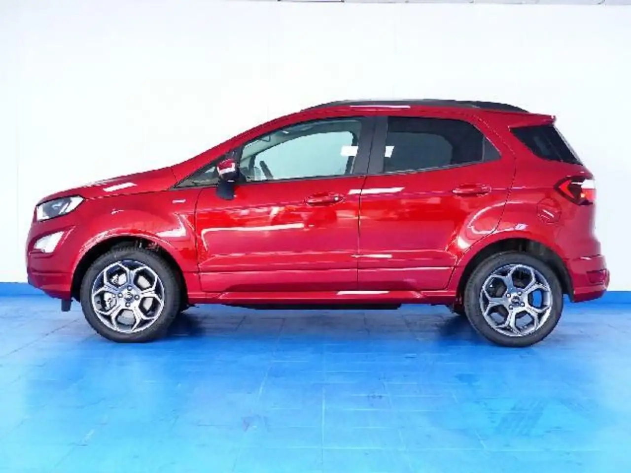 Renting Ford EcoSport 1.0T ECOBOOST 92KW ST LINE 125 5P Rojo 4 1