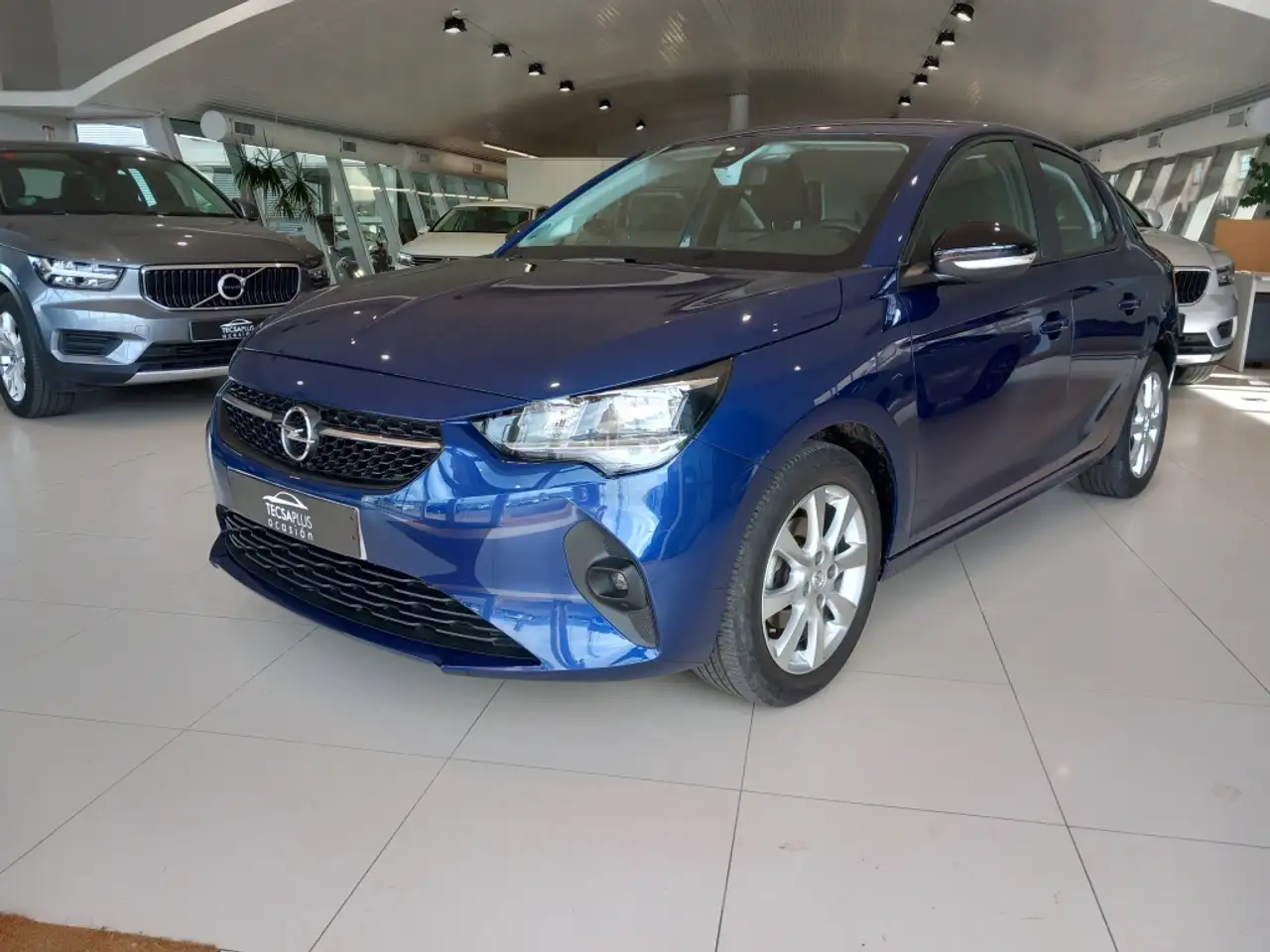 Renting Opel Corsa 1.2 XEL S/S Edition 75 Azul 1