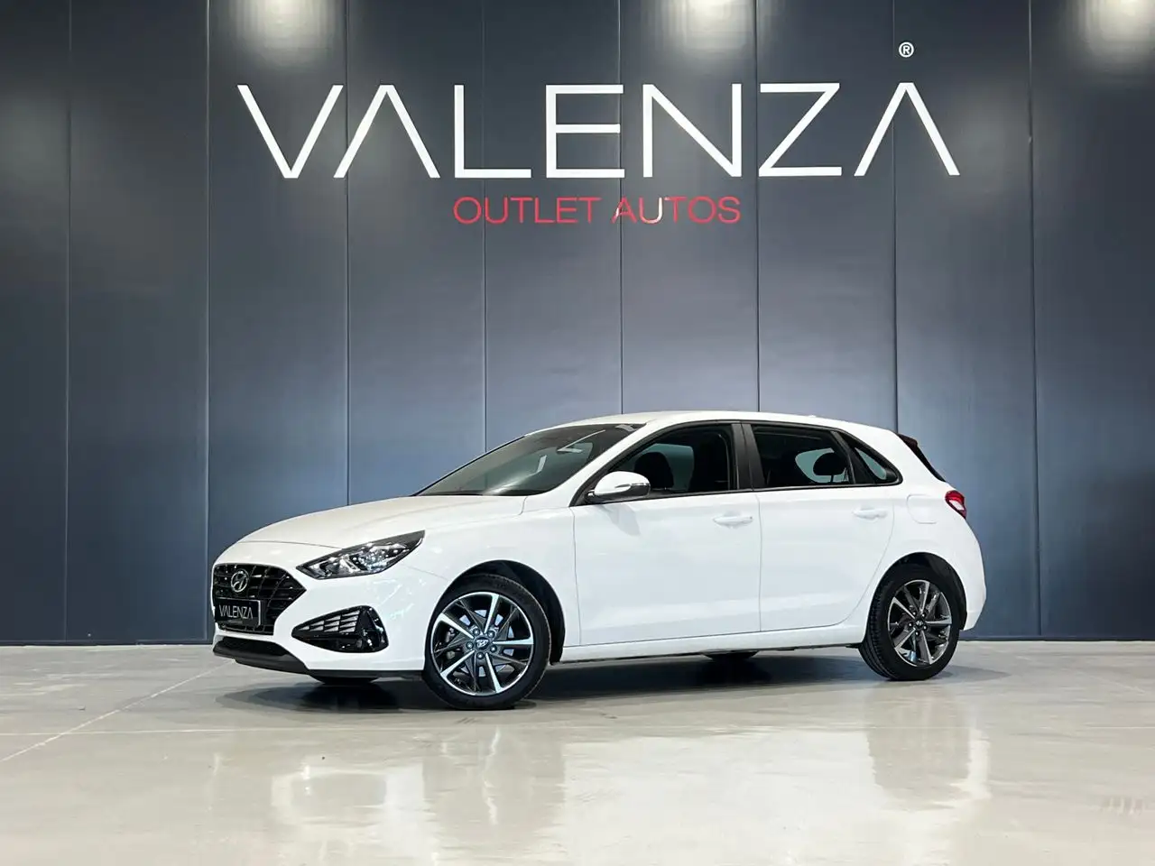 Renting Hyundai i30 1.5 110cv slx Blanco