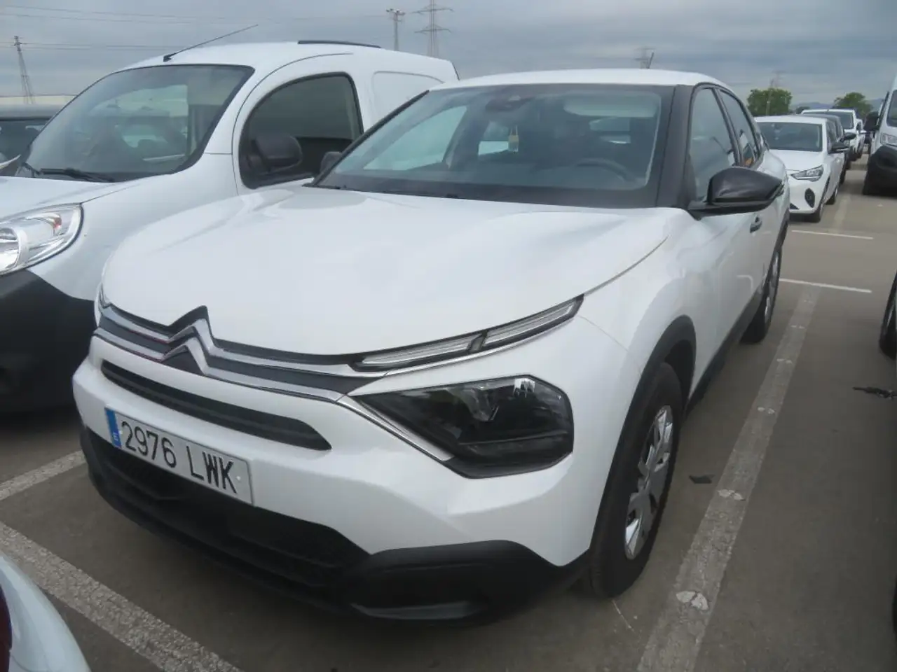 Renting Citroen C4 1.5 BlueHDI S&S Feel Pack 110 Blanco