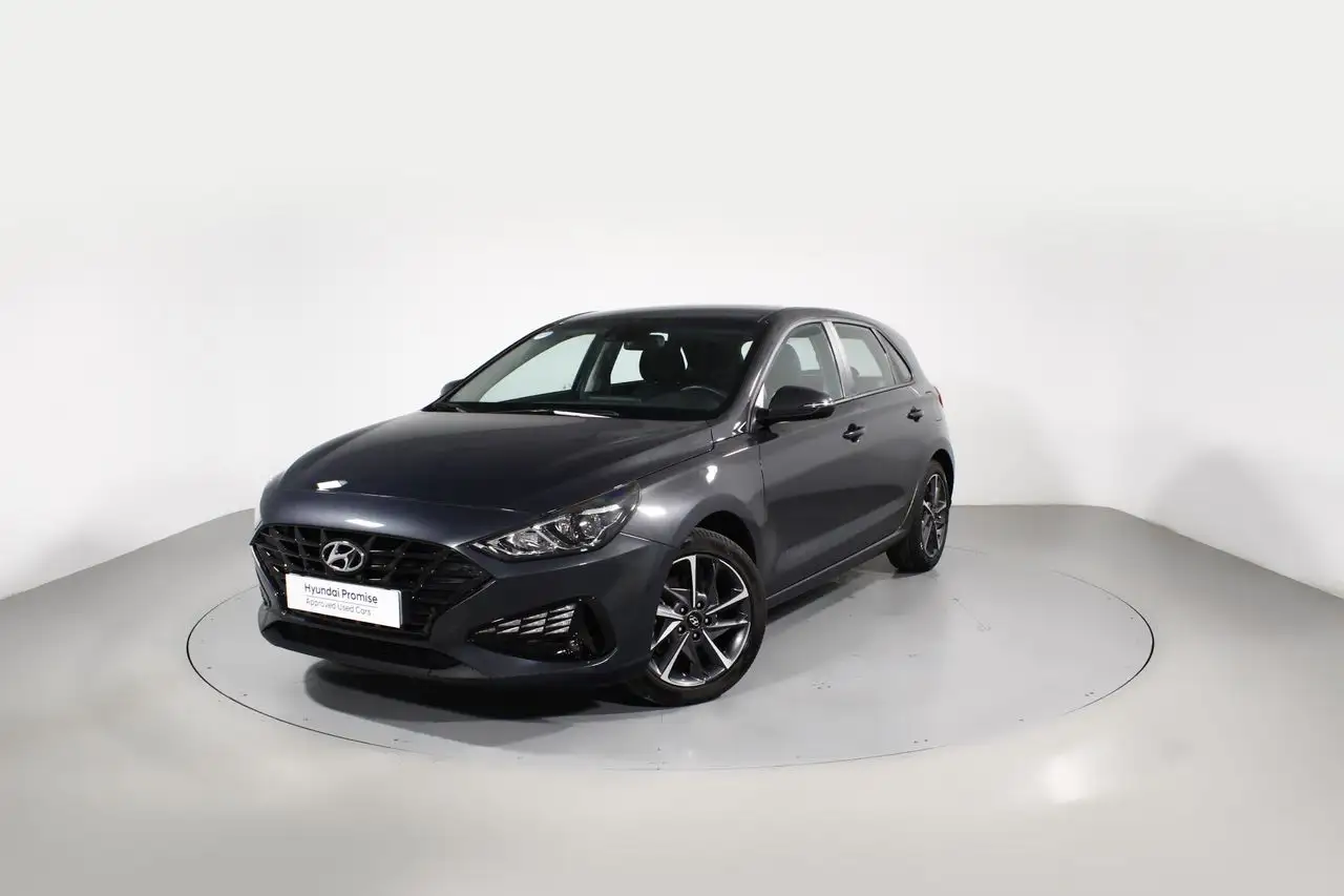 Renting Hyundai i30 1.5 DPI Klass SLX 110 Negro 1