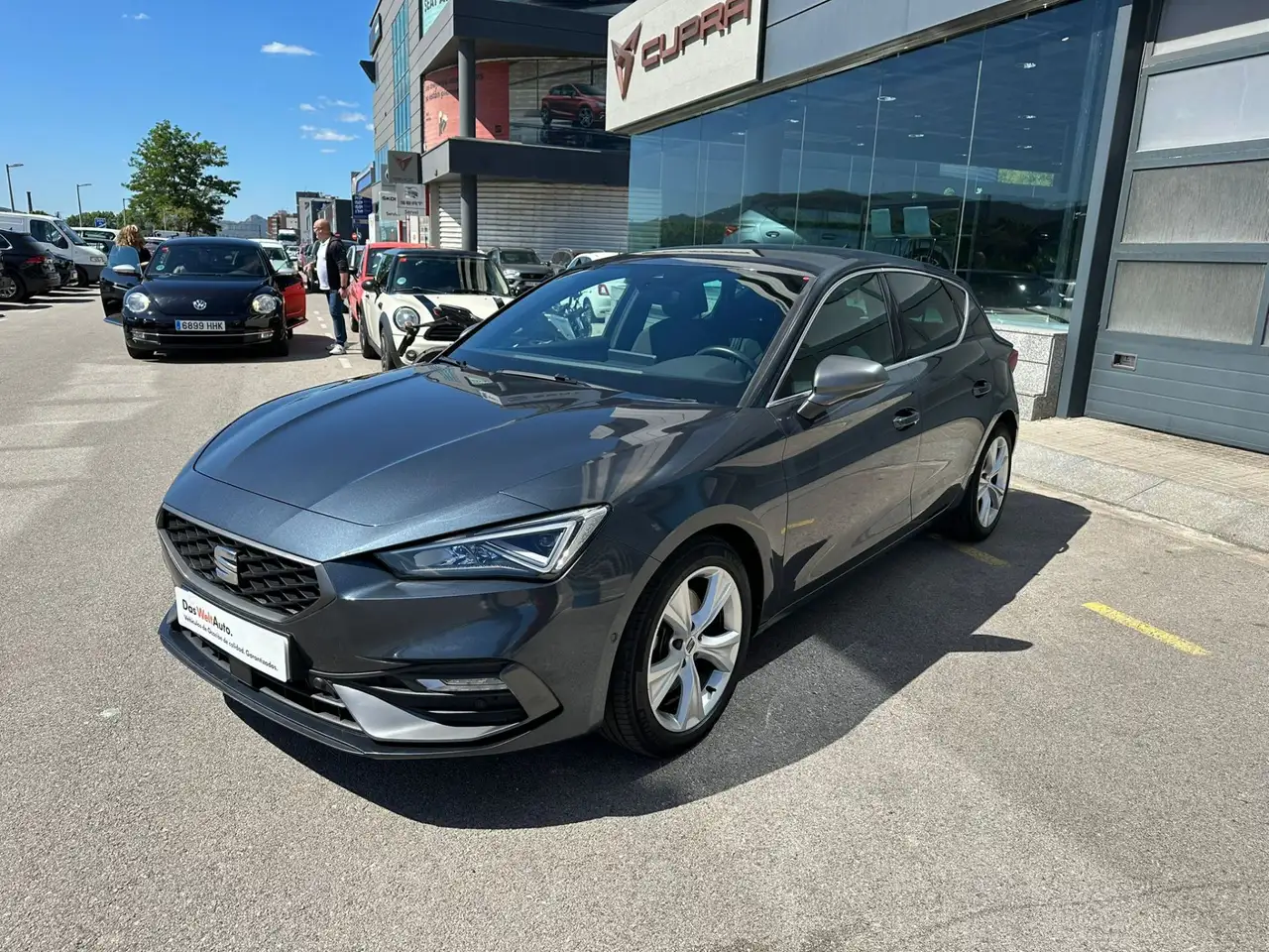 Renting SEAT Leon 1.5 eTSI S&S FR DSG-7 150 Gris