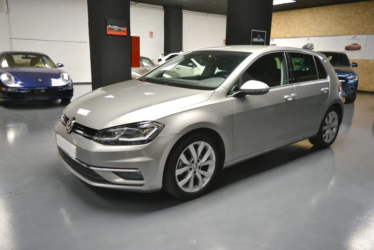 Renting Volkswagen Golf 1.5 TSI Evo Sport 110kW Gris