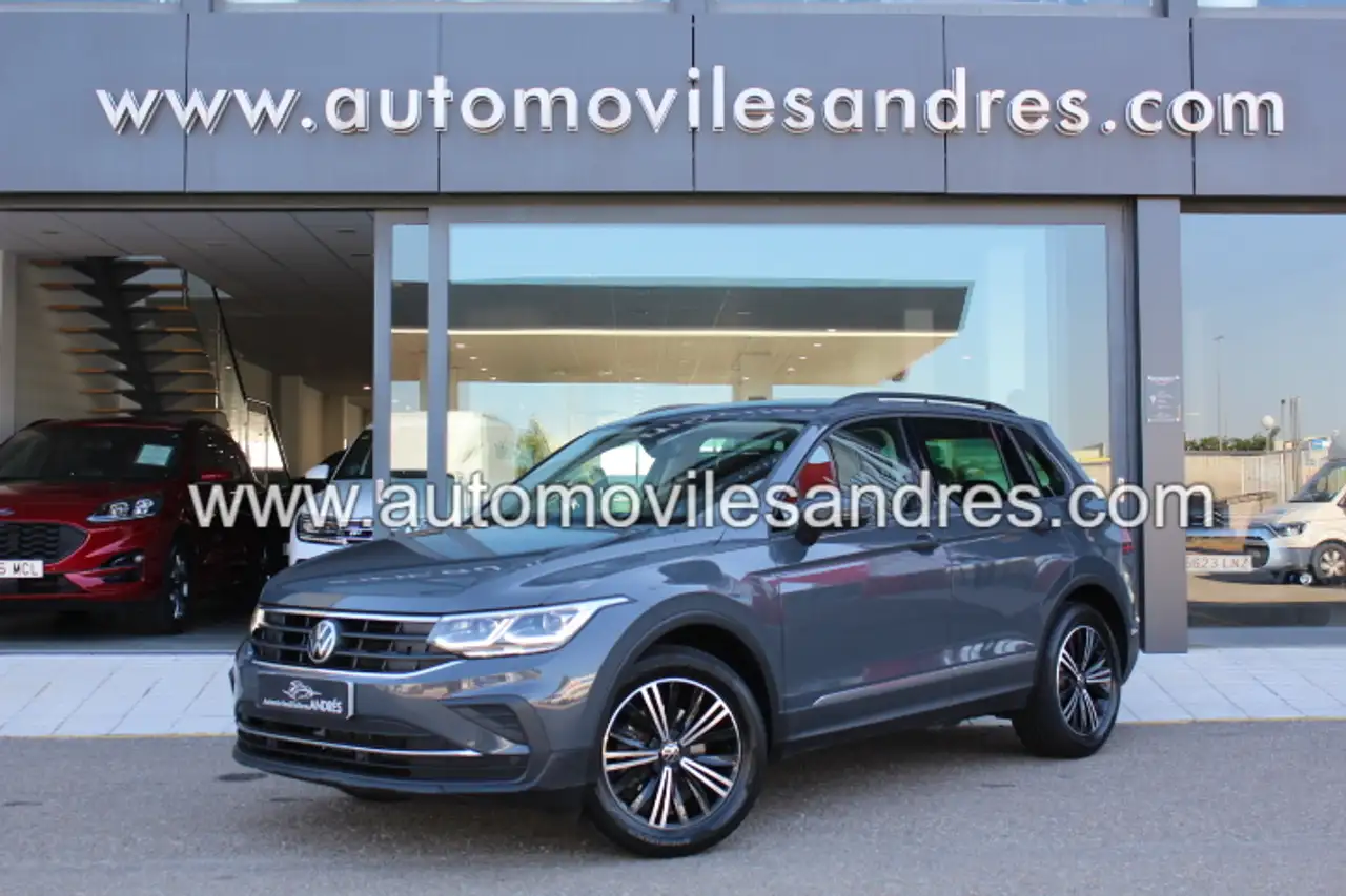 Renting Volkswagen Tiguan 1.5 TSI Life 110kW Gris 1