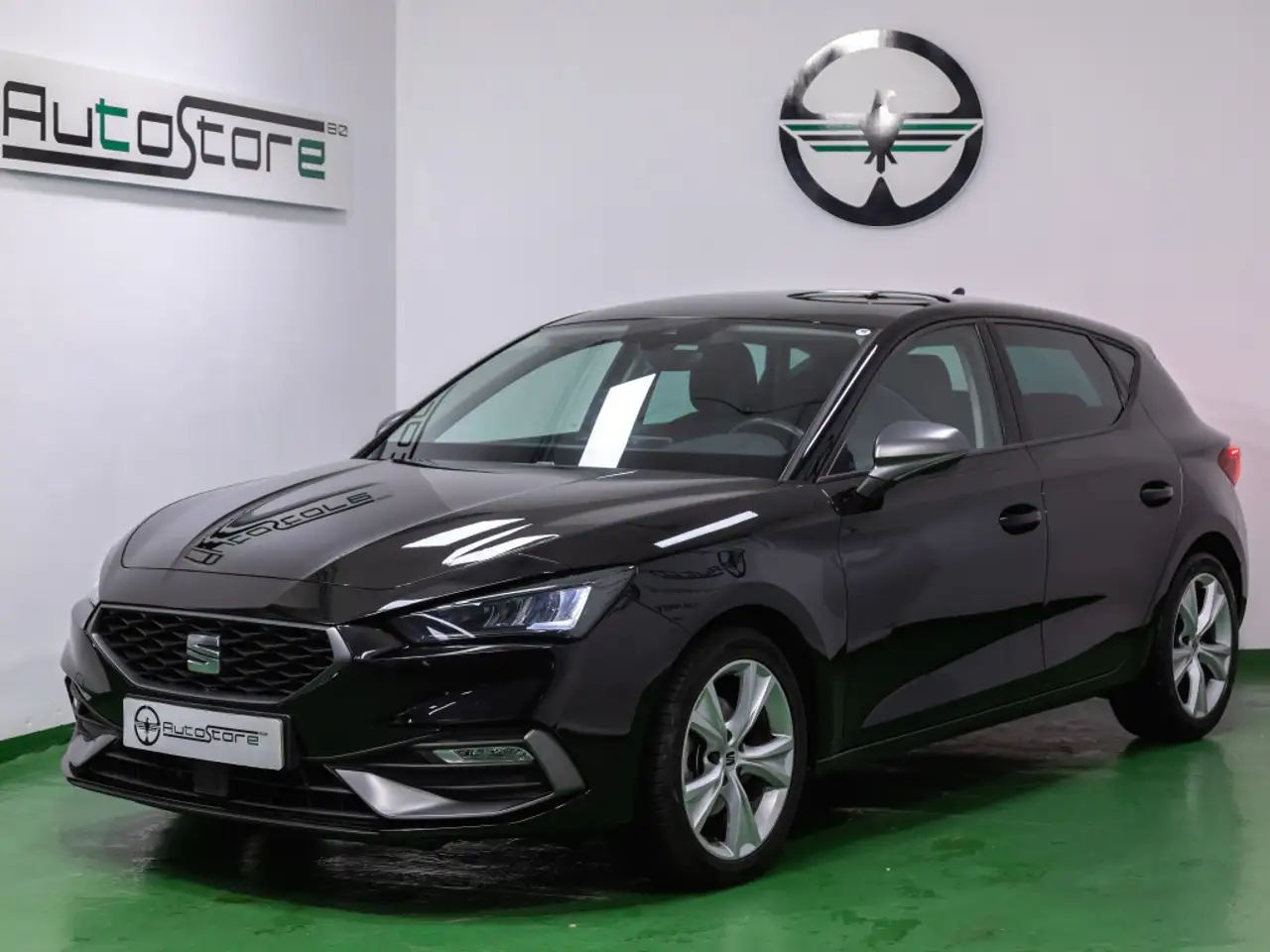 Renting SEAT Leon 1.5 TSI S&S FR XS 130 Negro