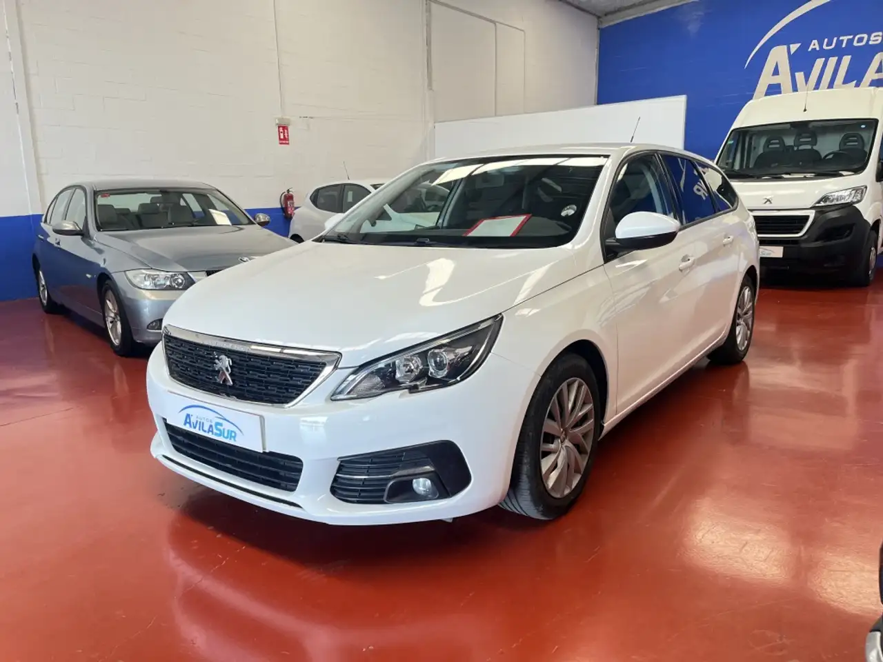 Renting Peugeot 308 1.5BlueHDi S&S Business Line 100 Blanco 1