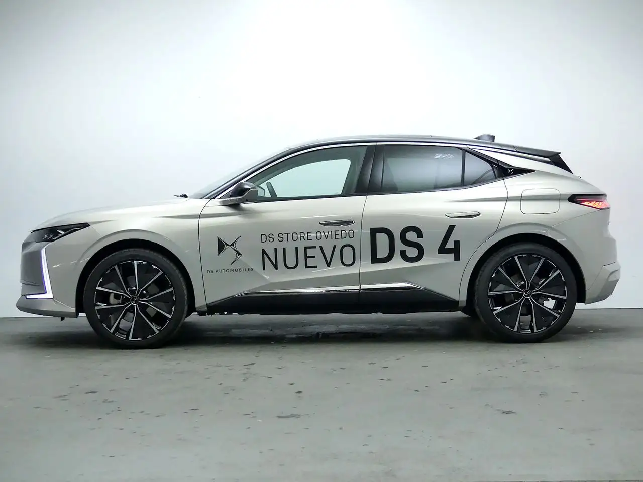 Renting DS Automobiles DS 4 1.6 E-TENSE 225 RIVOLI AUTO 225 5P Gris