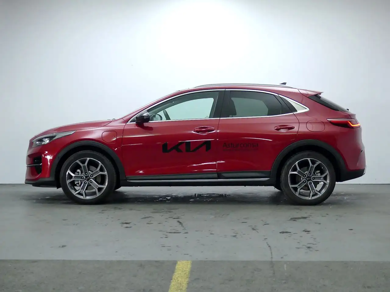 Renting Kia XCeed 1.6 GDI PHEV EMOTION 141 5P Rojo 1