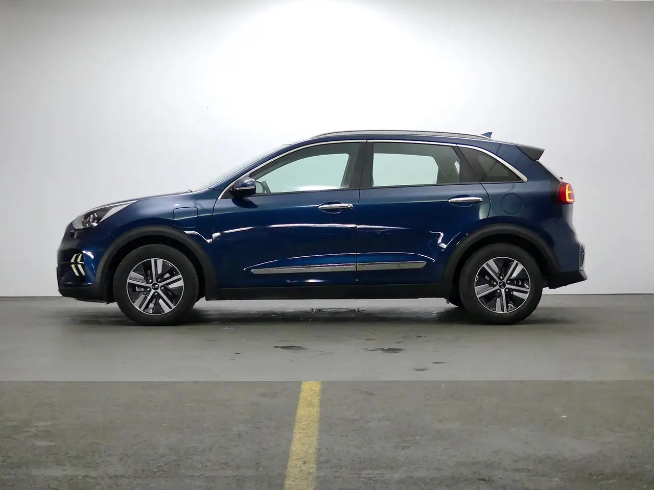 Renting Kia Niro 1.6 GDI PLUG-IN HYBRID DRIVE 141 5P Azul 1