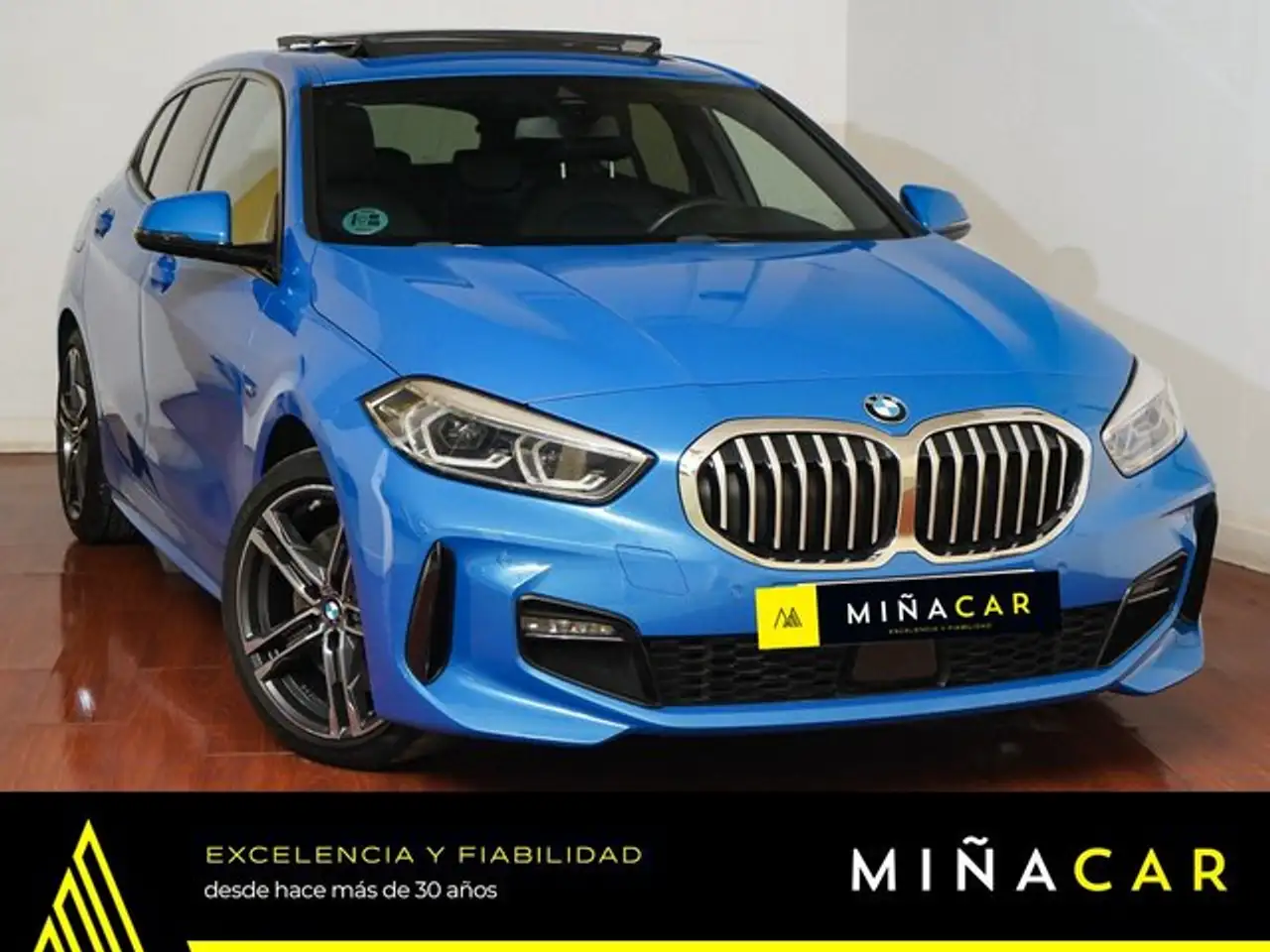 Renting BMW 120 120dA xDrive Azul 2