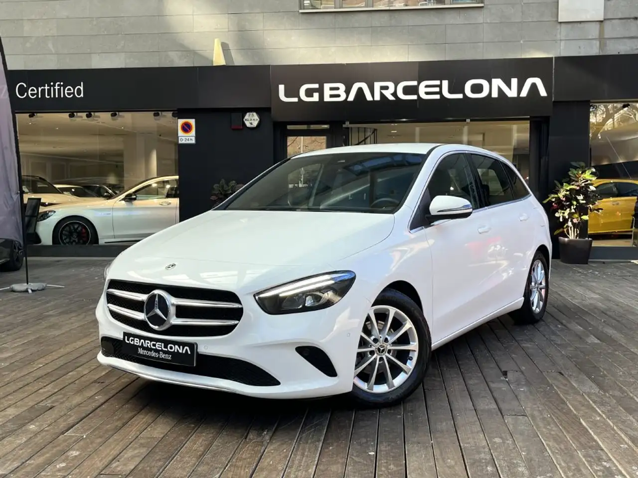 Renting Mercedes-Benz B 180 180d 7G-DCT Blanco 1