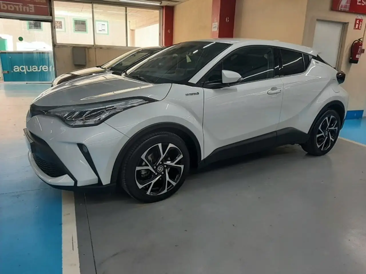 Renting Toyota C-HR 180H Advance Blanco