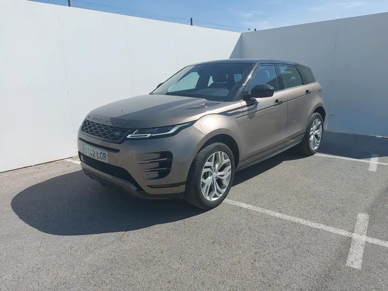 Renting Land Rover Range Rover Evoque 2.0 I4 MHEV R-Dynamic SE AWD Aut. 200 Gris