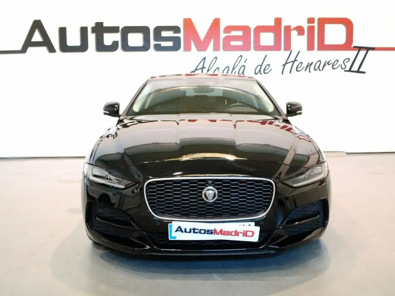 Renting Jaguar XE 2.0D I4 150kW (204CV) AWD Auto HSE Negro