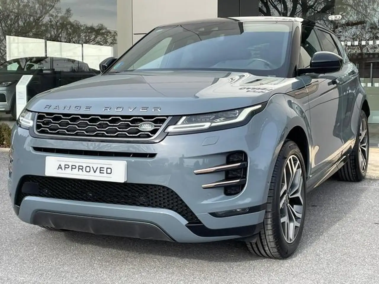 Renting Land Rover Range Rover Evoque 2.0D MHEV First Edition AWD Aut. 180 Gris