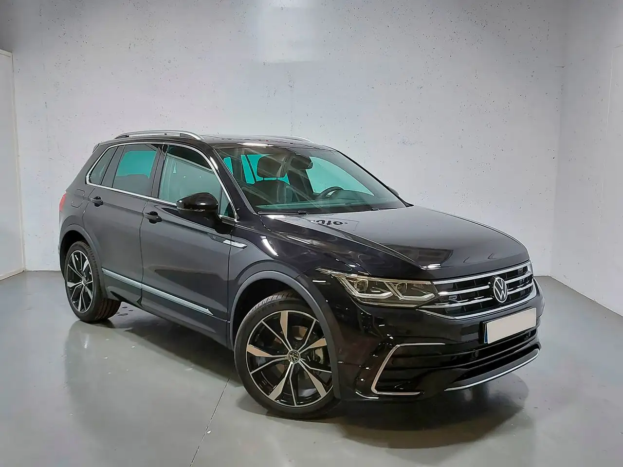 Renting Volkswagen Tiguan 2.0TDI R-Line DSG 110kW Negro 2 1