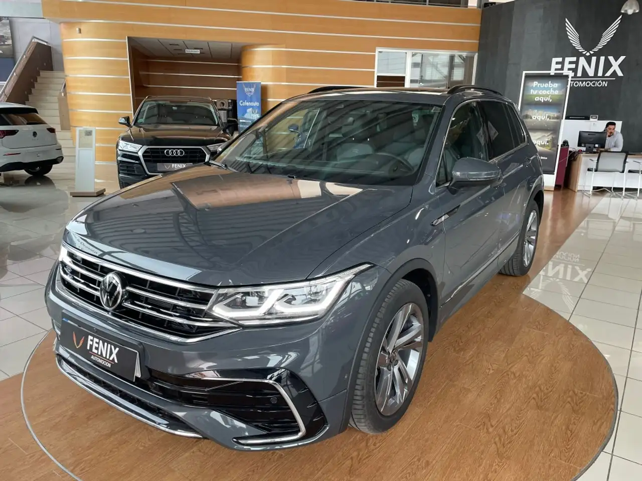 Renting Volkswagen Tiguan 2.0TDI R-Line DSG 110kW Gris 3