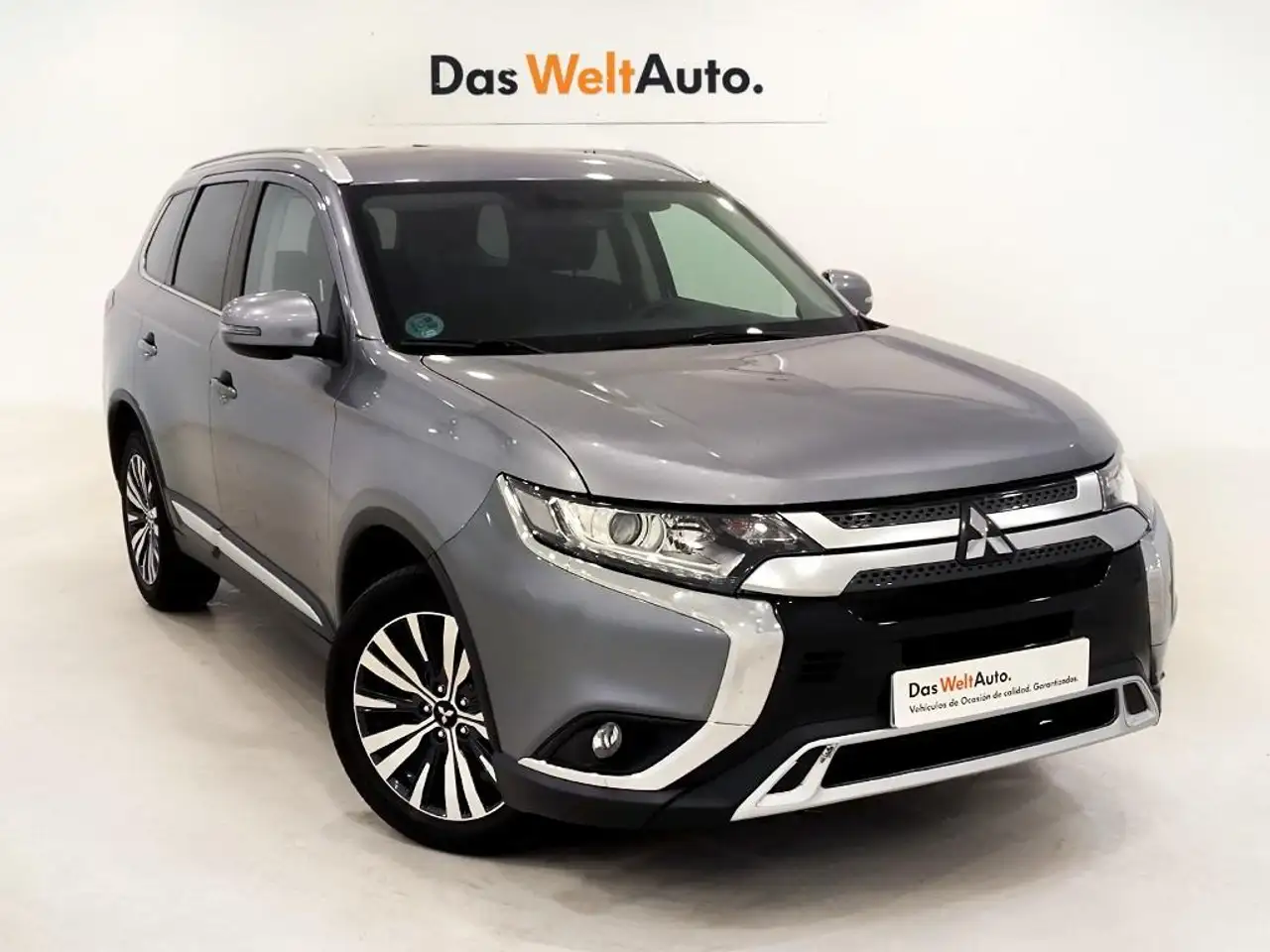 Renting Mitsubishi Outlander 200 MPI Motion 2WD 7pl. CVT Gris