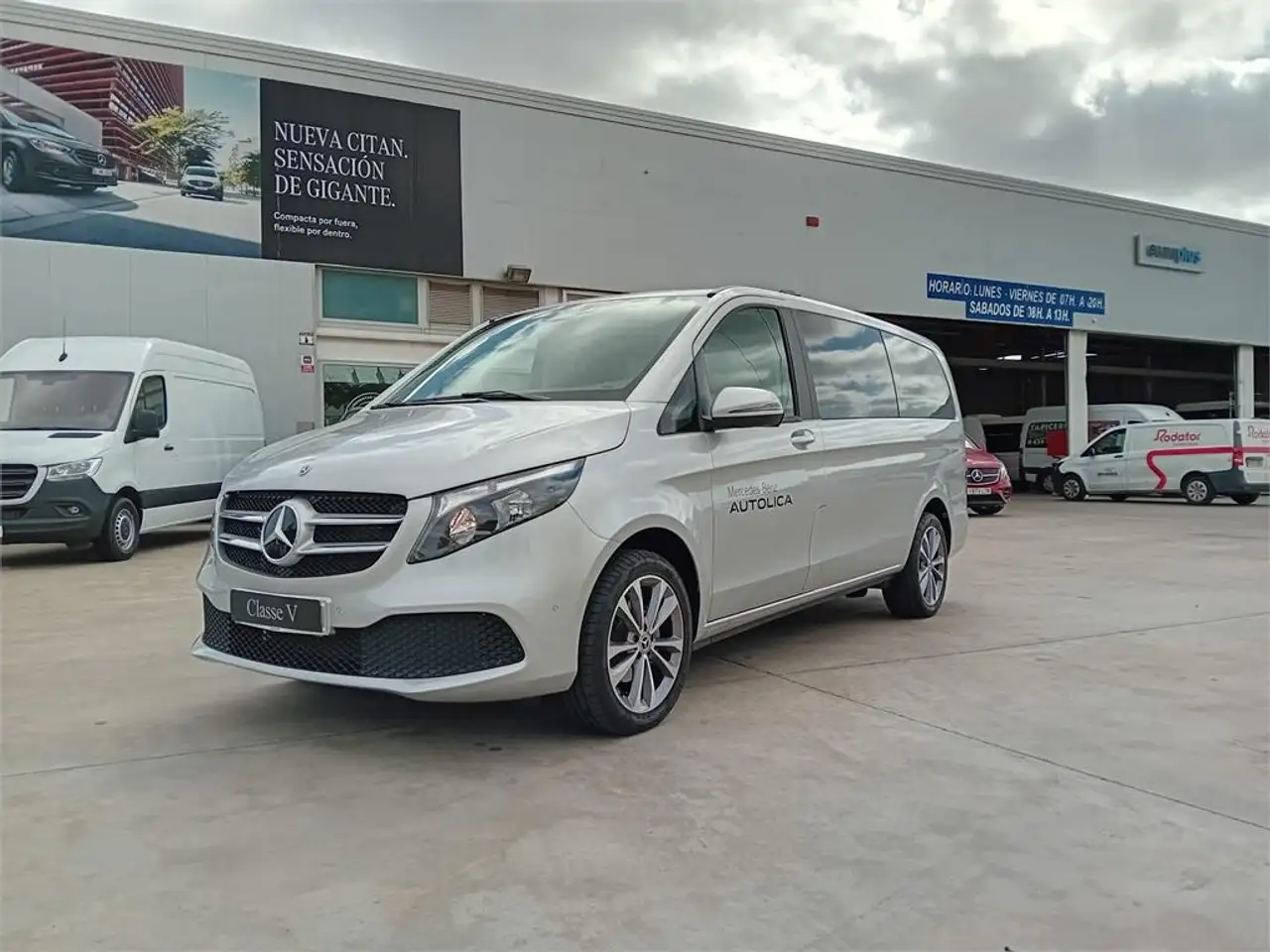 Renting Mercedes-Benz V 220 d Largo 6