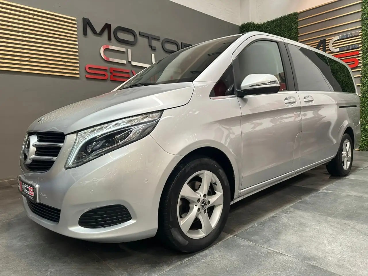 Renting Mercedes-Benz V 220 220d Largo Avantgarde 7G Tronic Gris