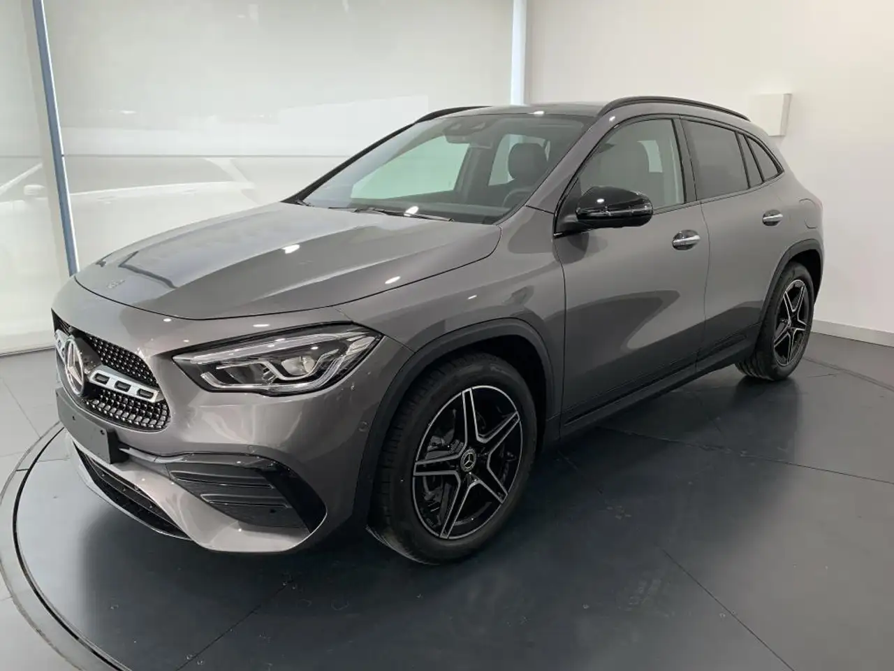 Renting Mercedes-Benz GLA 250 250e Gris 2 1