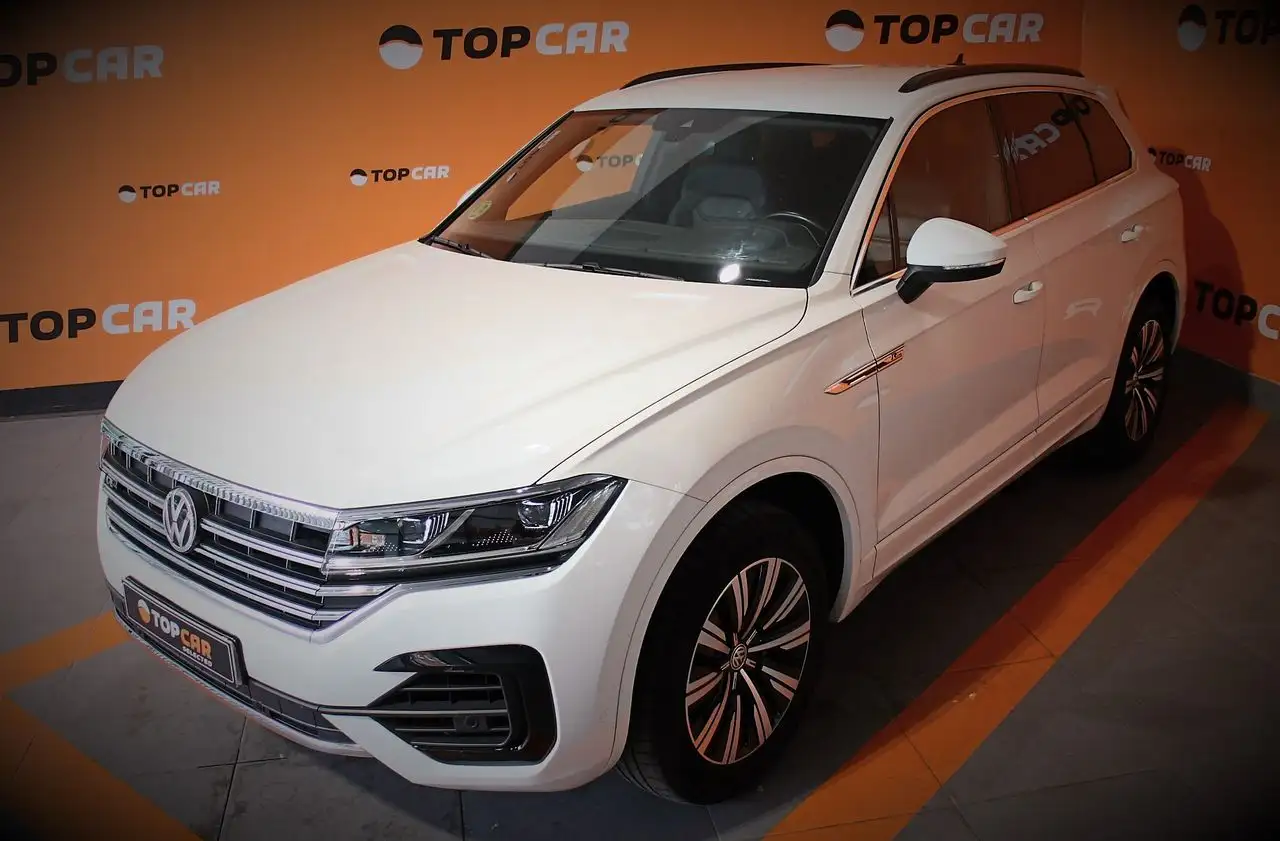 Renting Volkswagen Touareg 3.0TDI V6 BMT R-Line 150kW Tiptronic Blanco