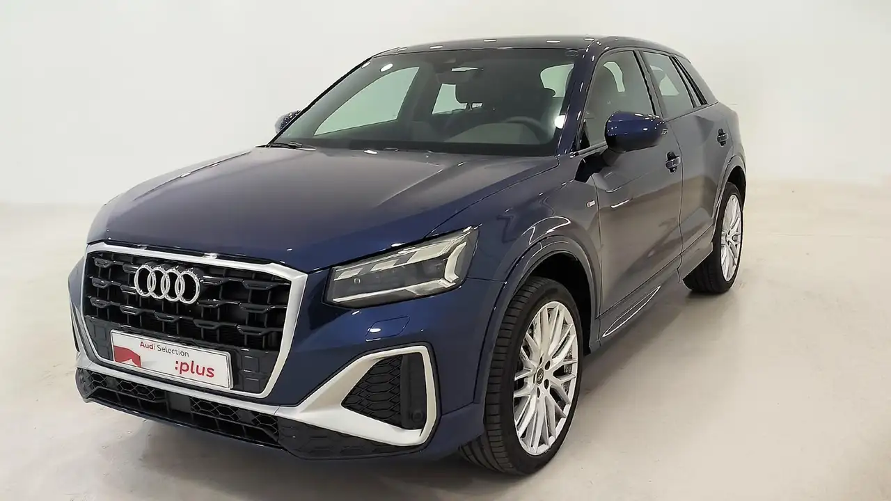 Renting Audi Q2 30 TDI Adrenalin S tronic 85kW Azul 2