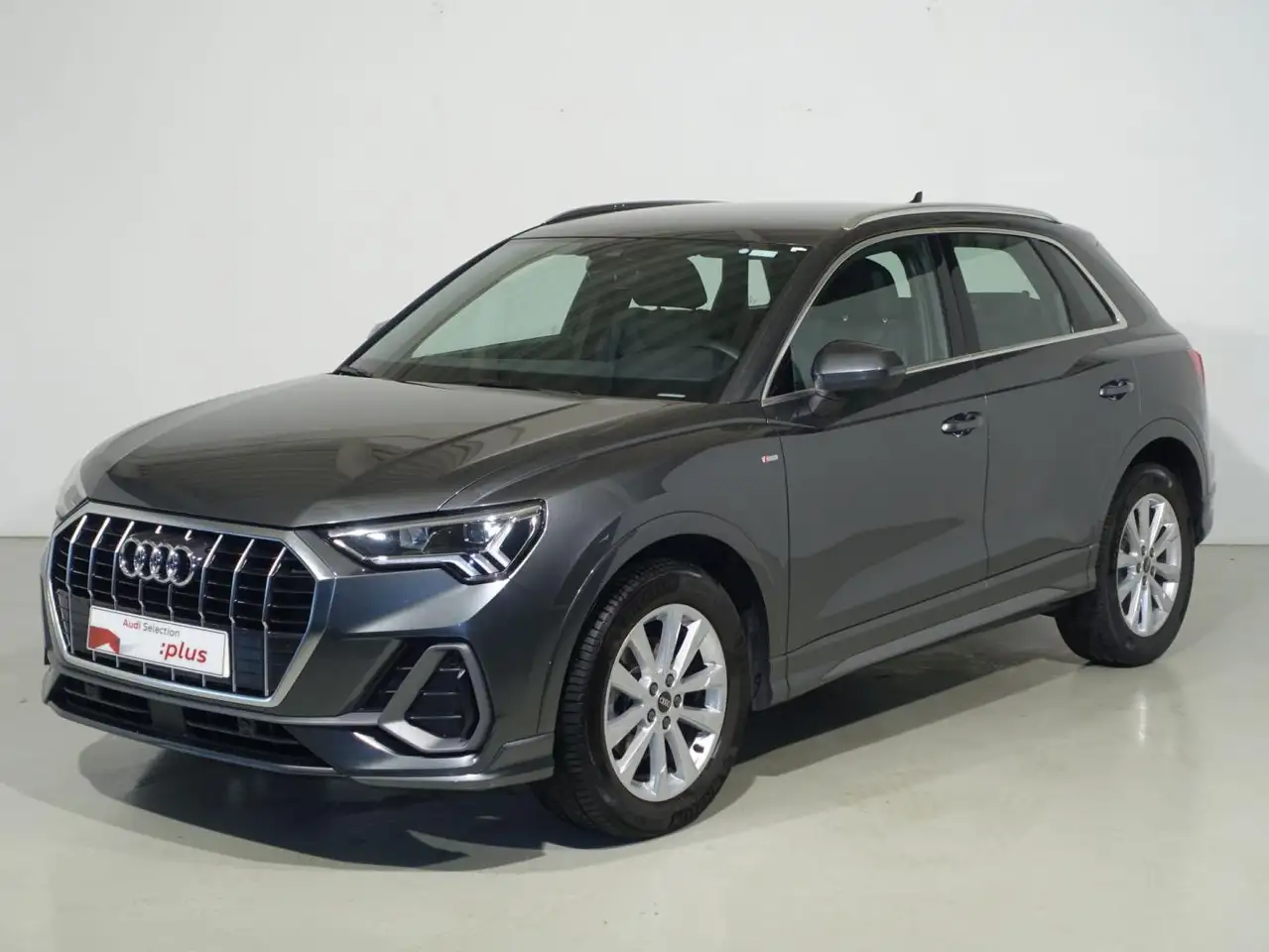 Renting Audi Q3 35 TDI S line S tronic 110kW Gris 1